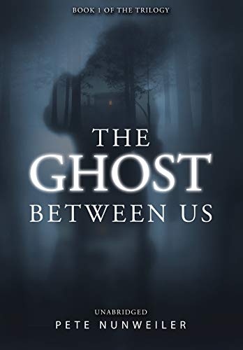9781532374340: The Ghost Between Us: Unabridged