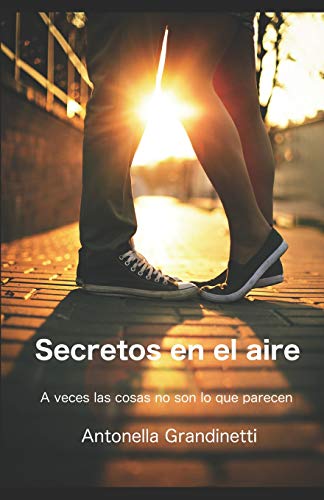 Beispielbild fr Secretos en el aire: A veces las cosas no son lo que parecen (Saga Secretos) (Spanish Edition) zum Verkauf von Books From California