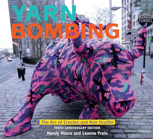 Beispielbild fr Yarn Bombing: The Art of Crochet and Knit Graffiti: Tenth Anniversary Edition zum Verkauf von Irish Booksellers