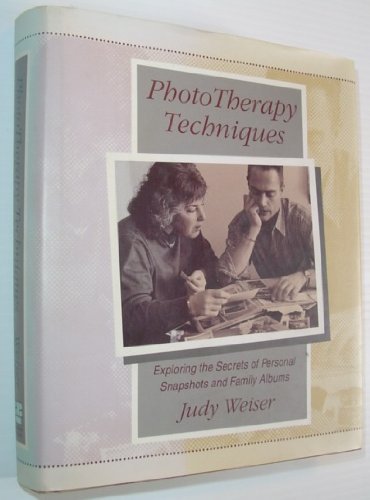 9781555425524: Phototherapy Techniques: Exploring the Secrets of Personal Snapshots and Family Albums