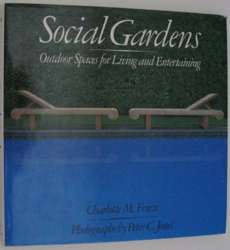 Beispielbild fr Social Gardens: Outdoor Spaces for Living and Entertaining zum Verkauf von BookHolders