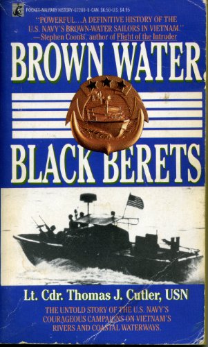 Beispielbild fr Brown Water, Black Berets: Coastal and Riverine Warfare in Vietnam (Bluejacket Books) zum Verkauf von medimops