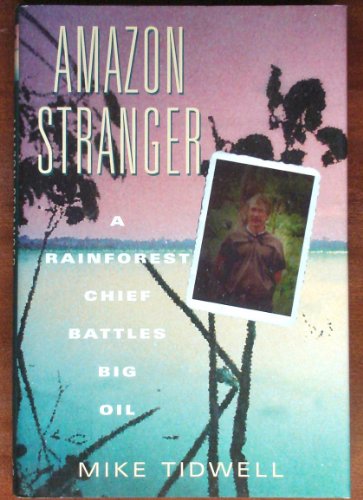 9781558214064: Amazon Stranger: Rainforest Chief Battles Big Oil [Idioma Ingls]