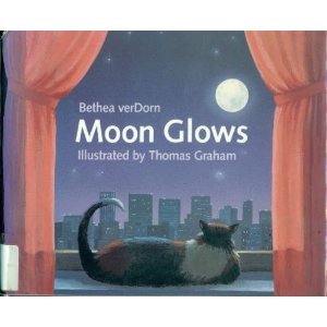 Beispielbild fr Moon Glows zum Verkauf von Better World Books