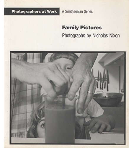 Imagen de archivo de Family Pictures. Photographs by Nicholas Nixon [Photographers at Wotk / A Smithsonian Series] a la venta por Pallas Books Antiquarian Booksellers