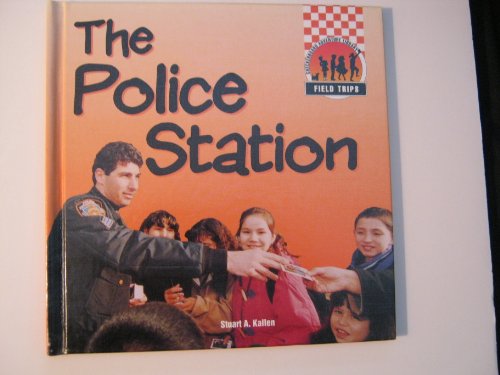 9781562397081: The Police Station (Field Trips)