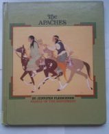 9781562944643: The Apaches: People of the Southwest