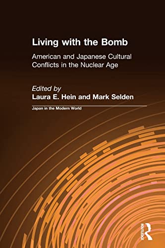 9781563249679: Living with the Bomb: American and Japanese Cultural Conflicts in the Nuclear Age (Japan in the Modern World)