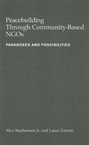 9781565494275: Peacebuilding Through Community-Based NGOs: Paradoxes and Possibilities