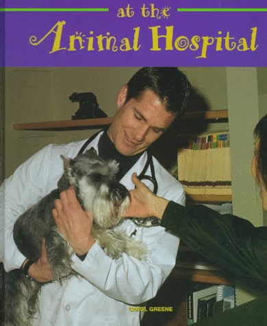 9781567662900: At the Animal Hospital (Field Trips)