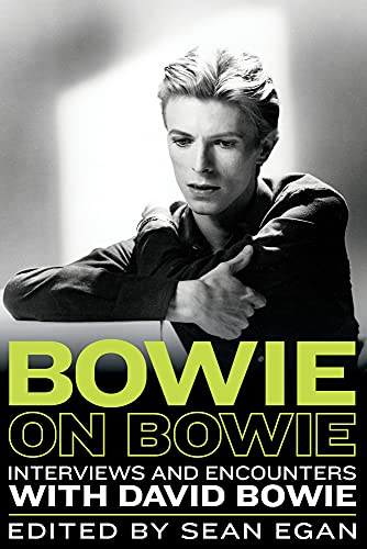 9781569769775: Bowie on Bowie Volume 8: Interviews and Encounters with David Bowie (Musicians in Their Own Words)