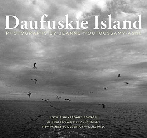 Stock image for Daufuskie Island: Photographs by Jeanne Moutoussamy-Ashe for sale by ANARTIST