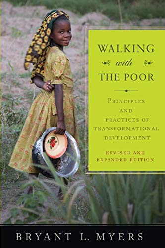 9781570759390: Walking with the Poor: Principles and Practices of Transformational Development