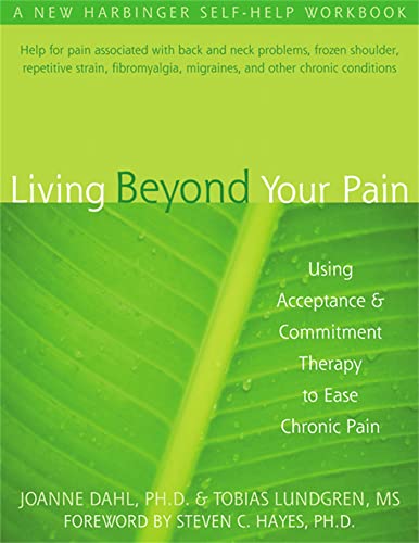 9781572244092: Living Beyond Your Pain: Using Acceptance & Commitment Therapy to Ease Chronic Pain
