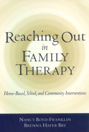 9781572305199: Reaching Out in Family Therapy: Home-Based, School and Community Interventions