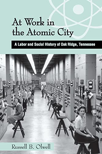 Imagen de archivo de At Work in the Atomic City: A Labor and Social History of Oak Ridge, Tennessee a la venta por Revaluation Books