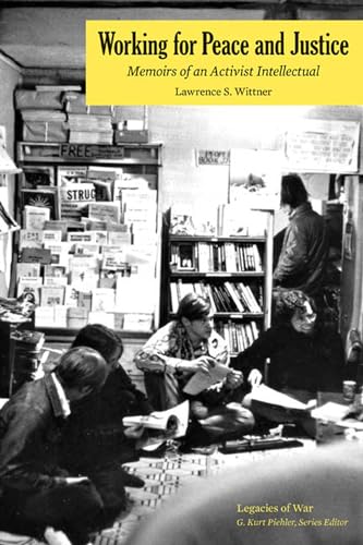 Imagen de archivo de Working for Peace and Justice : Memoirs of an Activist Intellectual a la venta por Better World Books