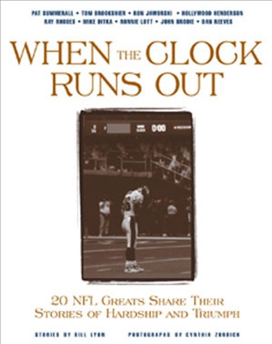 Beispielbild fr When the Clock Runs Out : 25 NFL Greats Share Their Stories of Hardship and Triumph zum Verkauf von Better World Books: West