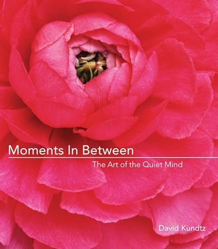 Imagen de archivo de Moments in Between : The Art of the Quiet Mind (Daily Meditations; Inspiration Book for Women) a la venta por Better World Books