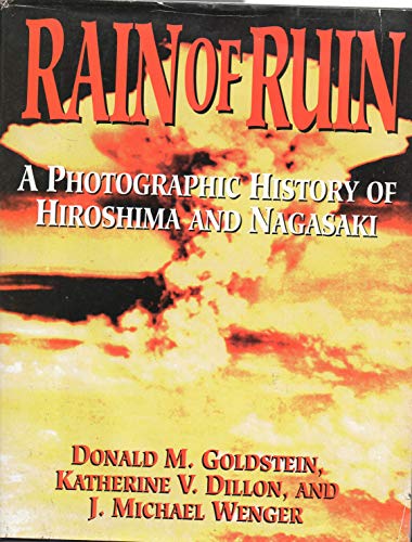 Imagen de archivo de Rain of Ruin : A Photographic History of Hiroshima and Nagasaki a la venta por Better World Books