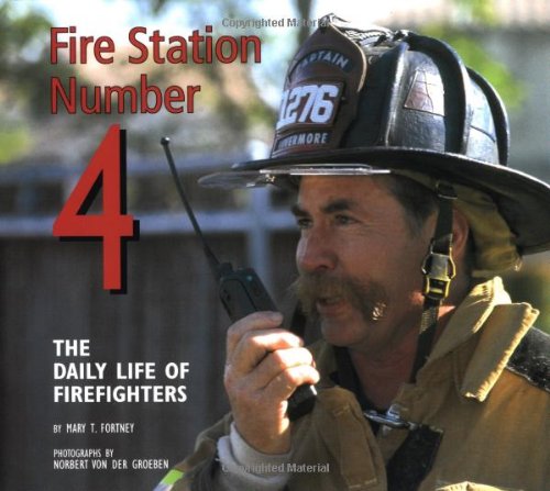 Imagen de archivo de Fire Station No. 4 : The Daily Life of Fire Fighters a la venta por Better World Books