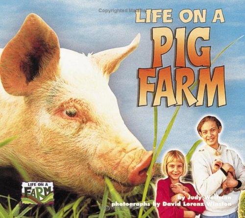 9781575052816: Life on a Pig Farm (Life on a Farm)