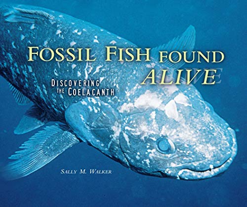 9781575055367: Fossil Fish Found Alive: Discovering the Coelacanth (Carolrhoda Photo Books)