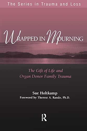 Imagen de archivo de Wrapped in Mourning: The Gift of Life and Organ Donor Family Trauma (Series in Trauma and Loss) a la venta por Chiron Media