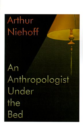 9781585002832: An Anthropologist Under the Bed