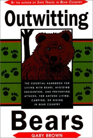 Imagen de archivo de Outwitting Bears : The Essential Handbook for Living with Bears, Avoiding Encounters, and Preventing Attacks on Anyone Living in Bear Country a la venta por Better World Books
