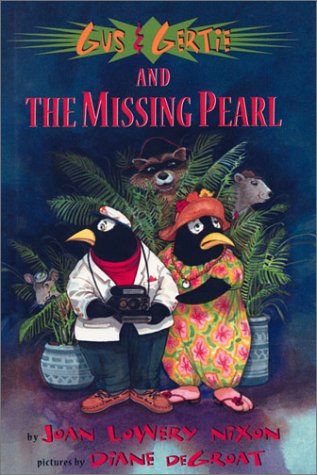 Imagen de archivo de Gus and Gertie and the Missing Pearl : Illus by DeGroat, Diane a la venta por Better World Books