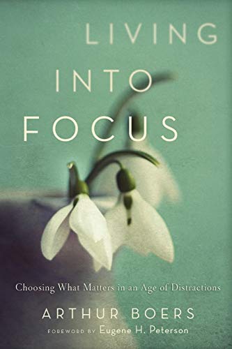 9781587433146: Living into Focus: Choosing What Matters In An Age Of Distractions