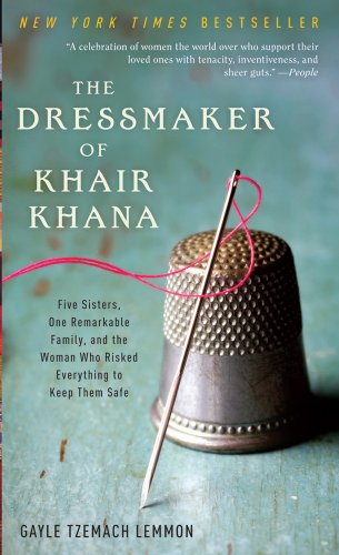 Beispielbild fr The Dressmaker of Khair Khana : Five Sisters, One Remarkable Family, and the Woman Who Risked Everything to Keep Them Safe zum Verkauf von Better World Books