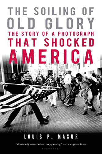 Imagen de archivo de The Soiling of Old Glory : The Story of a Photograph That Shocked America a la venta por Better World Books