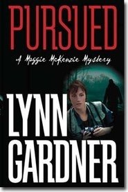 9781598115505: Pursued - A Maggie McKenzie Mystery