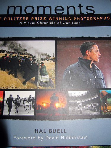 9781603762106: Moments: The Pulitzer Prize-Winning Photographs- A Visual Chronicle of Our Time