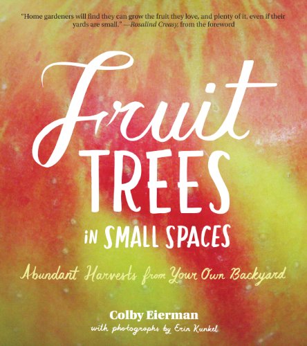 Beispielbild fr Fruit Trees in Small Spaces : Abundant Harvests from Your Own Backyard zum Verkauf von Better World Books