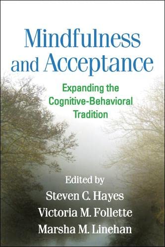 Imagen de archivo de Mindfulness and Acceptance: Expanding the Cognitive-Behavioral Tradition a la venta por ThriftBooks-Atlanta