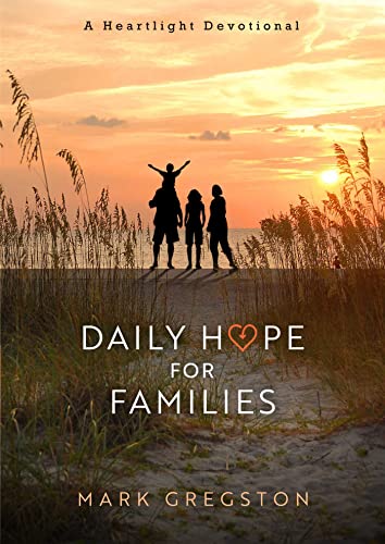 Imagen de archivo de Daily Hope for Families: A Heartlight Devotional a la venta por Goodwill of Colorado