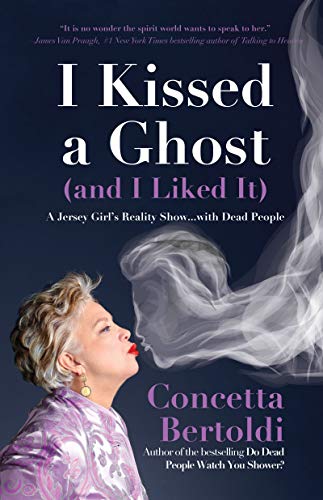 Beispielbild fr I Kissed a Ghost (and I Liked It): A Jersey Girls Reality Show . . . with Dead People (For Fans of Do Dead People Watch You Shower or Inside the Other Side) zum Verkauf von BooksRun