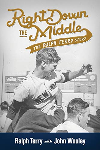 Imagen de archivo de Right down the Middle: The Ralph Terry Story a la venta por Meadowland Media