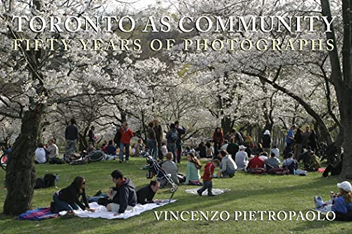 Imagen de archivo de Toronto As Community: Fifty Years of Photographs a la venta por Revaluation Books