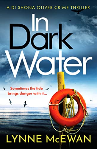 Imagen de archivo de In Dark Water: A compulsive Scottish detective novel (Detective Shona Oliver): 1 a la venta por WorldofBooks