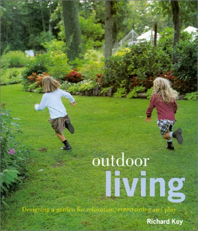 Imagen de archivo de Outdoor Living : Designing a Garden for Relaxation, Entertaining and Play a la venta por Better World Books