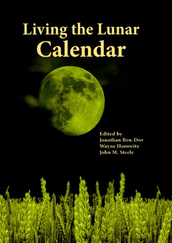 Beispielbild fr Living the Lunar Calendar zum Verkauf von THE SAINT BOOKSTORE