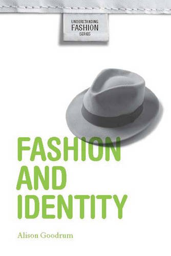9781845207885: Fashion and Identity (Understanding Fashion)