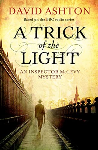 Imagen de archivo de A Trick of the Light (Inspector McLevy 3): An Inspector McLevy Mystery a la venta por WorldofBooks