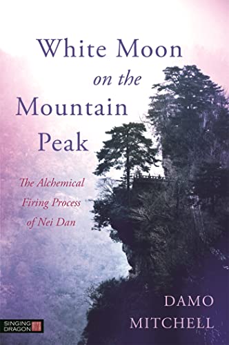 Imagen de archivo de White Moon on the Mountain Peak: The Alchemical Firing Process of Nei Dan (Daoist Nei Gong) a la venta por Reuseabook