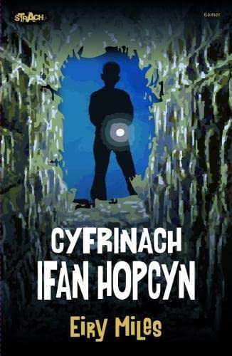 Beispielbild fr Cyfrinach Ifan Hopcyn (Cyfres Strach) zum Verkauf von WorldofBooks