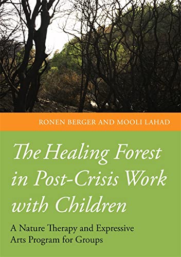 Beispielbild fr The Healing Forest in PostCrisis Work with Children A Nature Therapy and Expressive Arts Program for Groups zum Verkauf von PBShop.store US